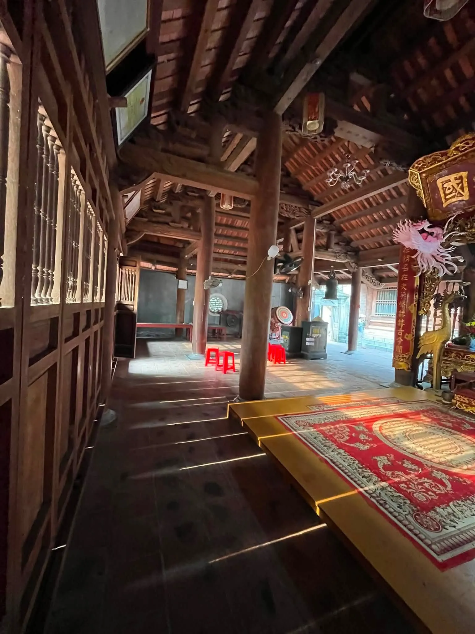 Không gian bên trong Đền Quát