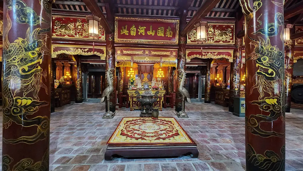 Cảnh quan bên trong di tích Miếu nhà Hậu Lê