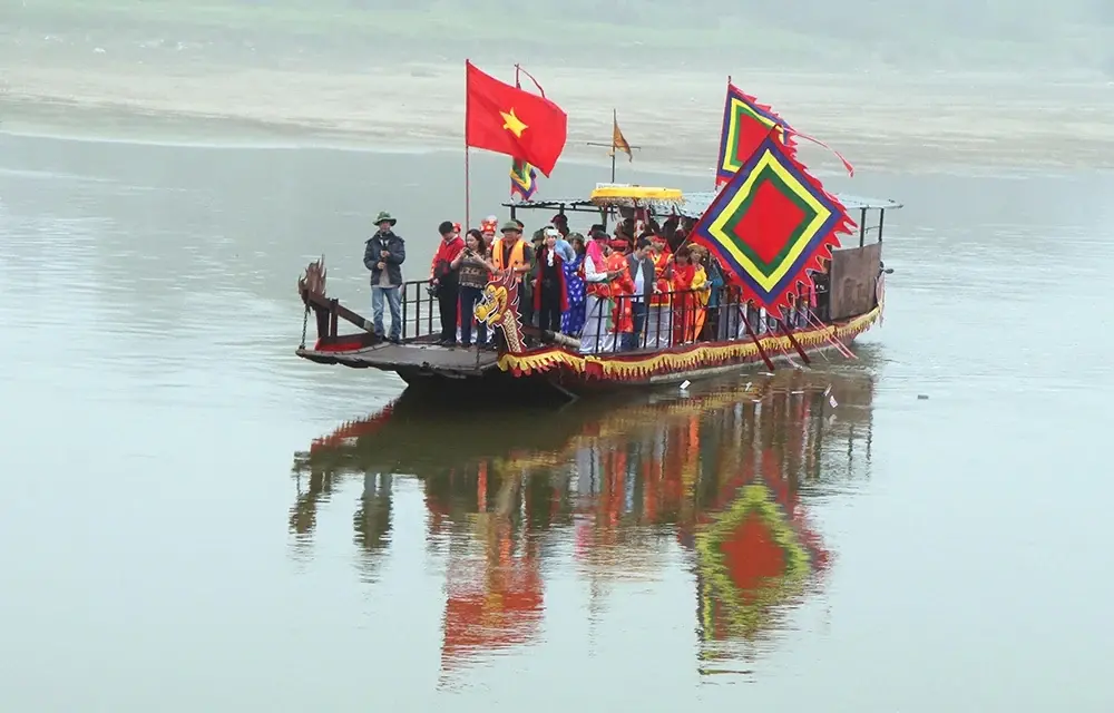 Thuyền rồng đưa đoàn ra giữa sông Hồng để lấy nước thiêng tại Lễ hội đền Du Yến
