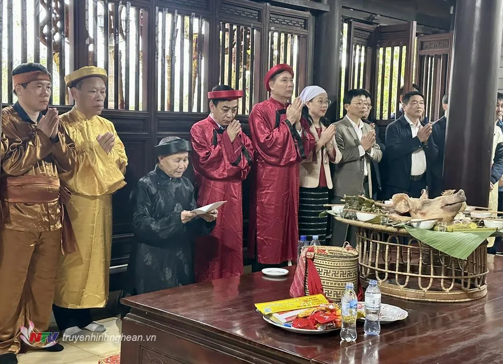 Thầy mo tiến hành lễ cúng tại lễ hội Đền Choọng