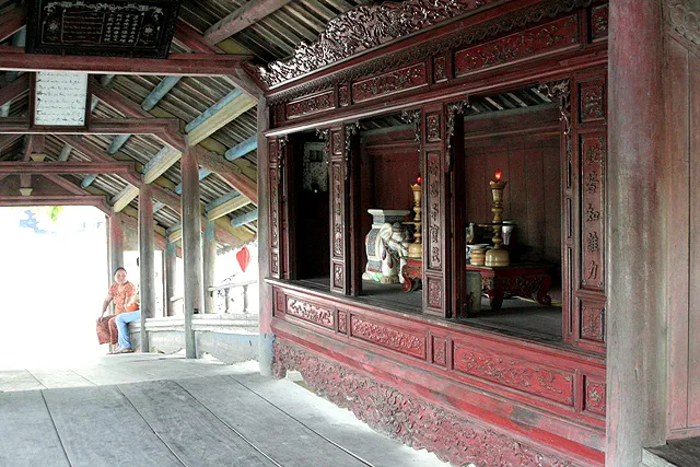 Không gian bên trong Cầu ngói Thanh Toàn
