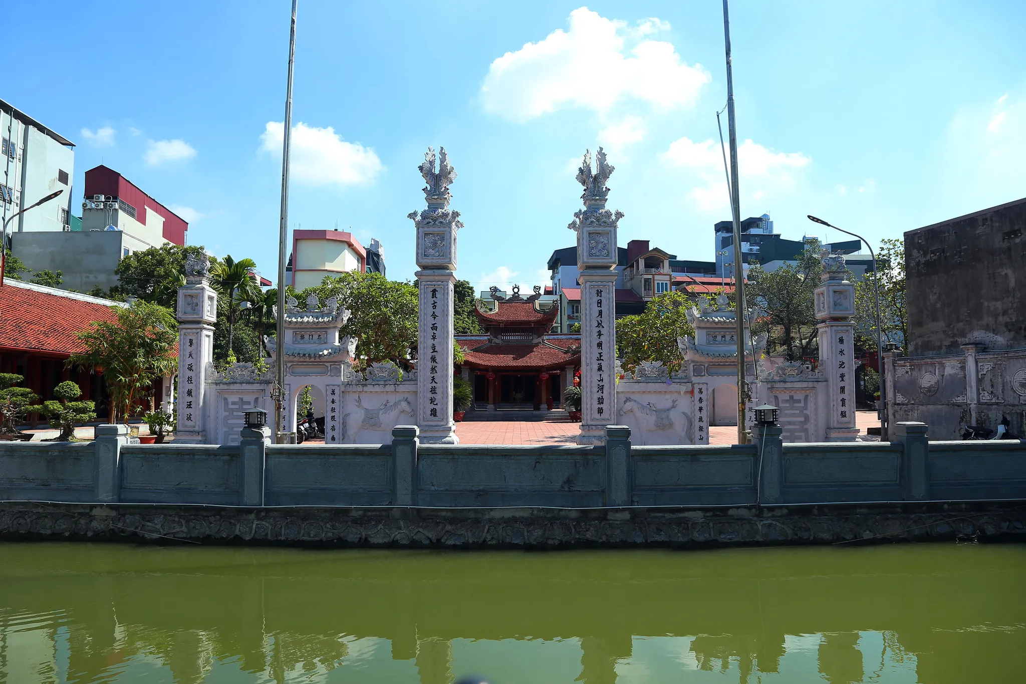 Đình Tu Hoàng nhìn từ xa
