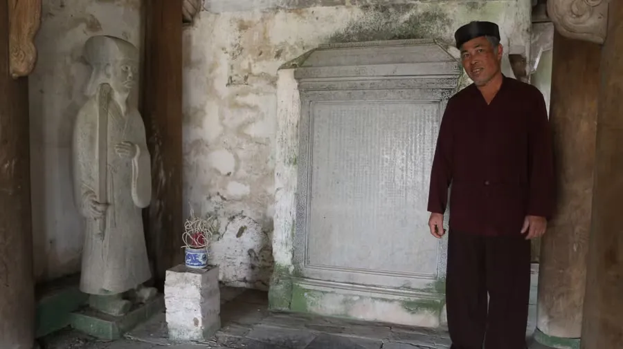 Bia đá tại Đền Phú Đa