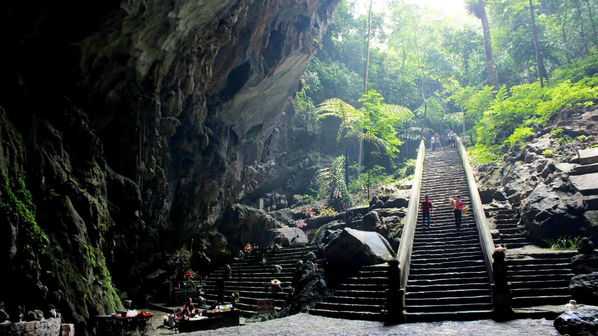 Lối vào động Hương Tích 
