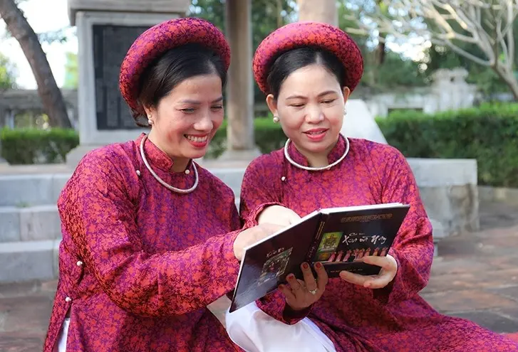 Nghệ nhân Đặng Thị Thùy Vân và Dương Thị Xanh (bên phải) thuộc thế hệ ca nương đầu tiên trong phong trào khôi phục ca trù Cổ Đạm