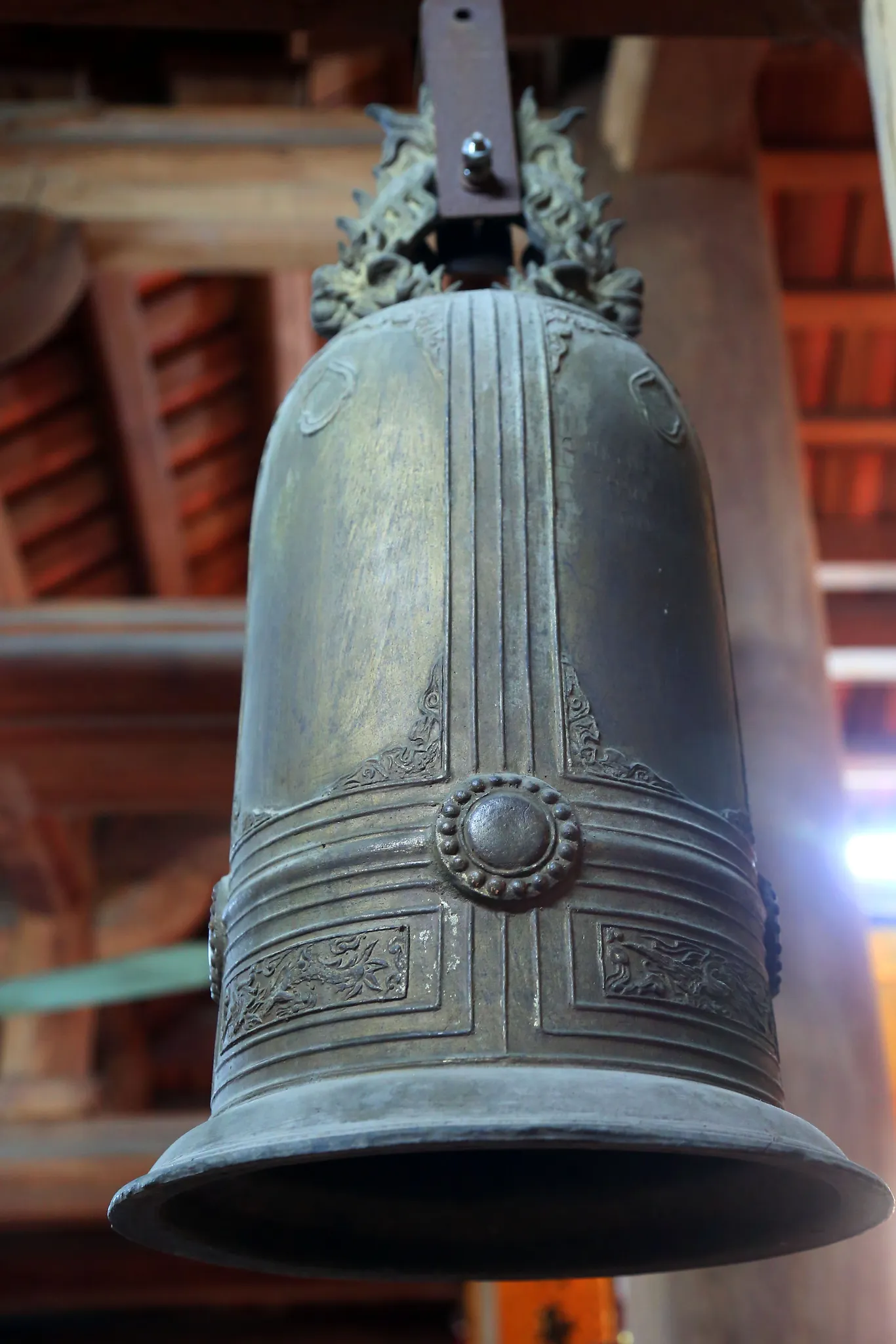 Chuông trong đình Thị Cấm