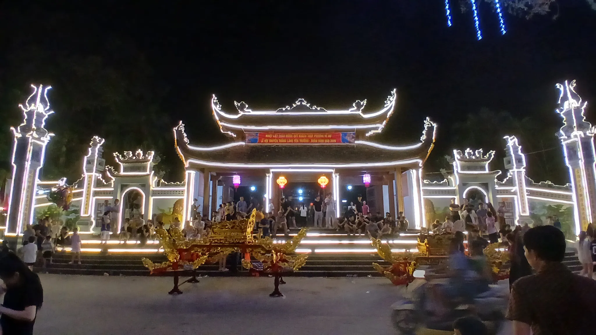 Cổng đình làng Yên Trường vào buổi tối trước dịp lễ hội làng