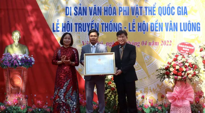 Đón Bằng công nhận Lễ hội đền Vân Luông