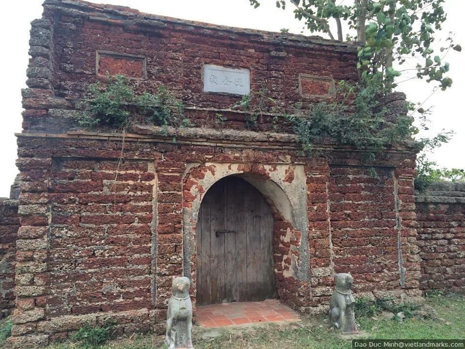 Cổng Lăng Vân Cẩm