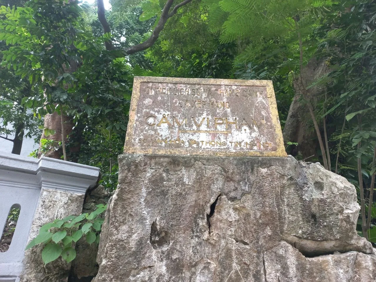 Biển tên đã cũ tại Chùa Vô Vi