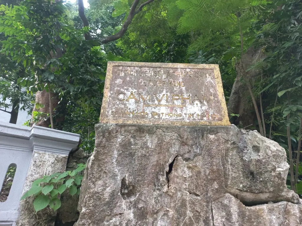 Biển tên đã cũ tại Chùa Vô Vi