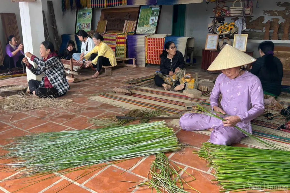 Công đoạn chẻ cói để làm chiếu