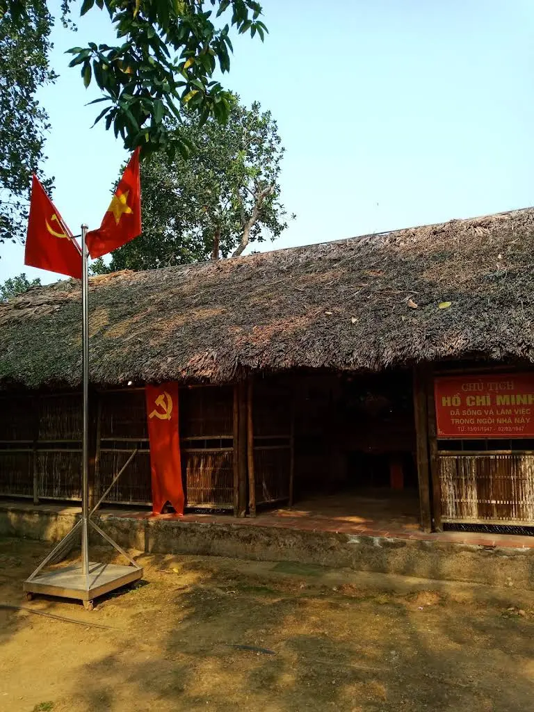 Cảnh quan Nhà Lưu niệm Bác Hồ