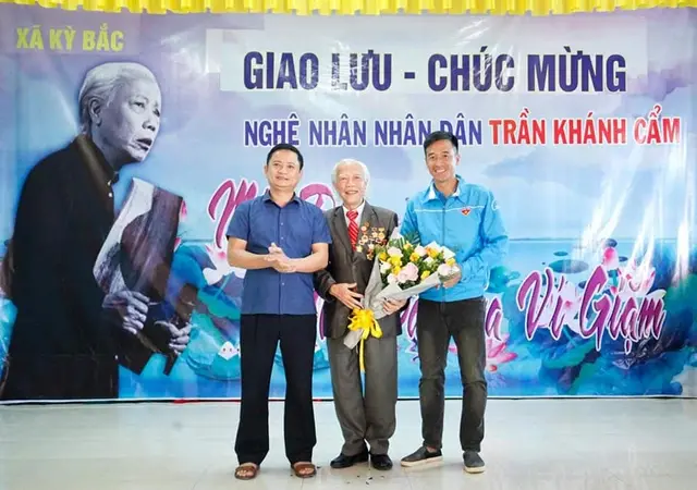 Tuổi trẻ Hà Tĩnh tặng hoa Nghệ nhân Trần Khánh Cẩm trong buổi giao lưu nhận danh hiệu Nghệ nhân Nhân dân.