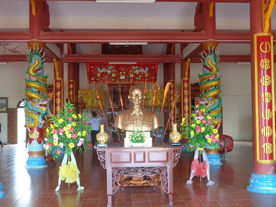 Không gian bên trong Đình Hòa Tú