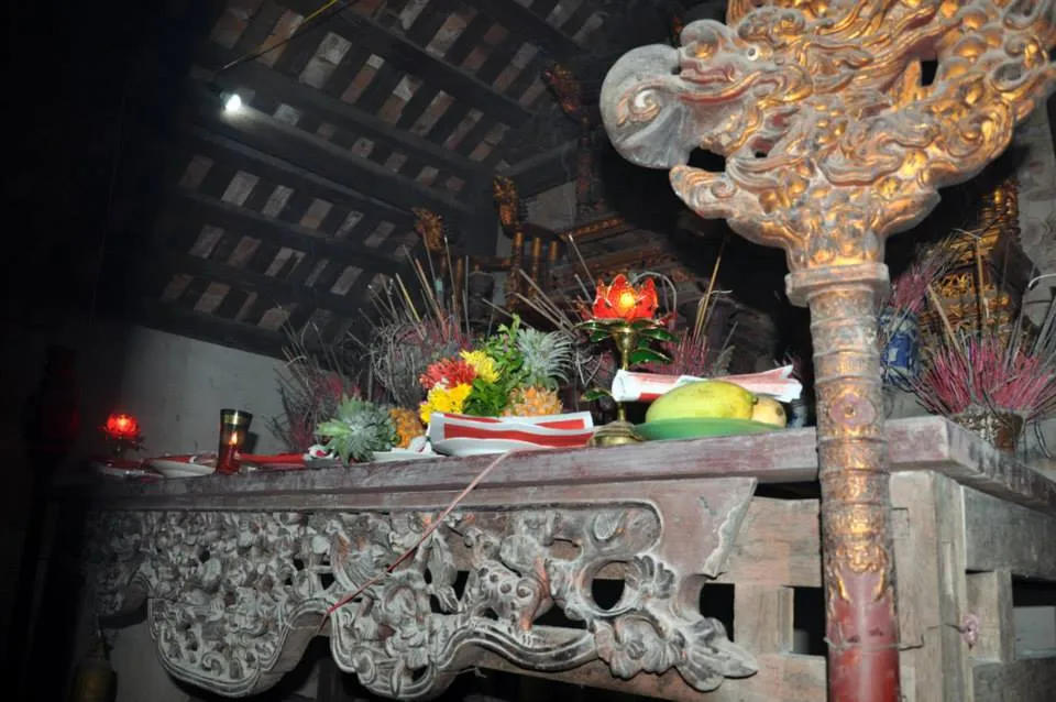 Ban thờ tại Miếu Nứa