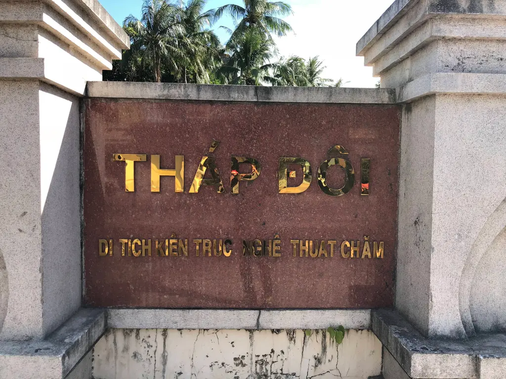 Biển tên di tích kiến trúc nghệ thuật chăm Tháp Đôi Quy Nhơn (tháp Hưng Thạnh)