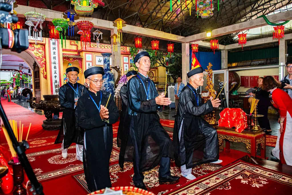 Lễ dâng hương tại Hội đền Đồng Bằng