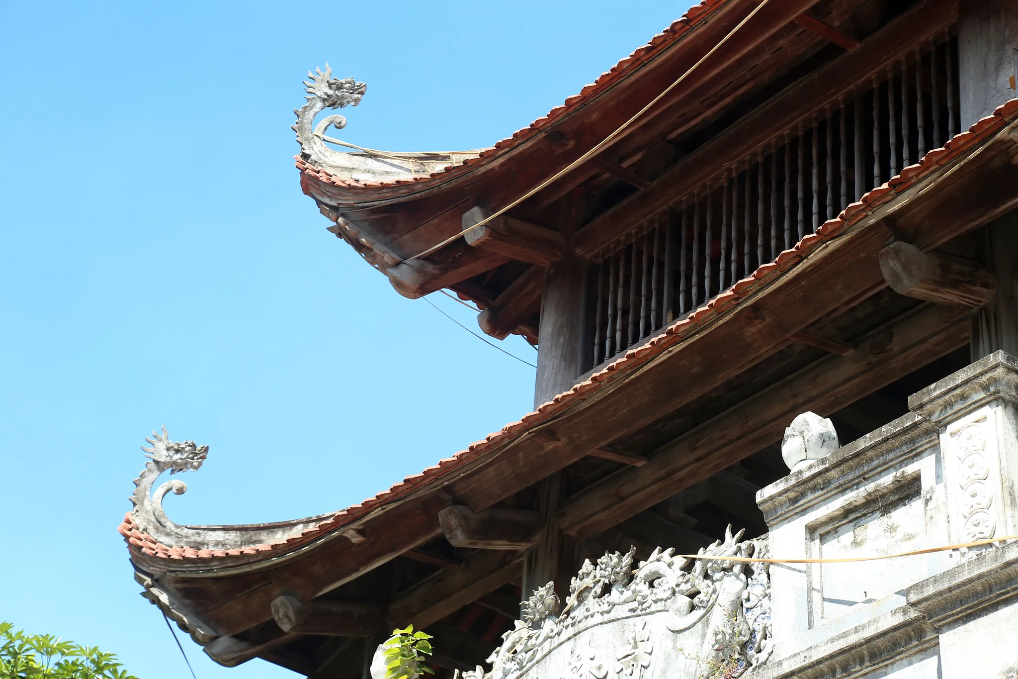 Họa tiết đầu rồng trên mái đao cổng tam quan chùa Thanh Lâm