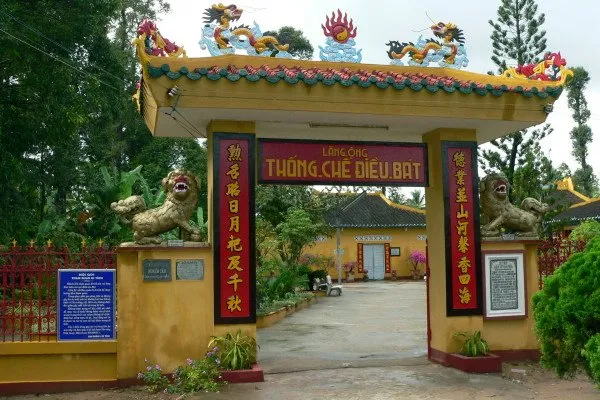 Cổng Lăng Tiền quân Thống chế Điều bát