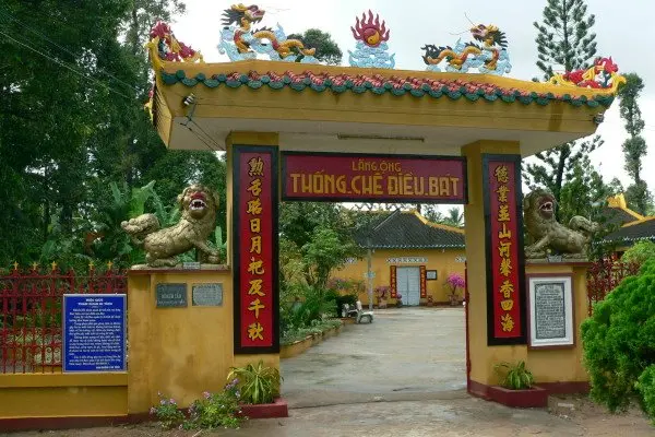 Cổng Lăng Tiền quân Thống chế Điều bát