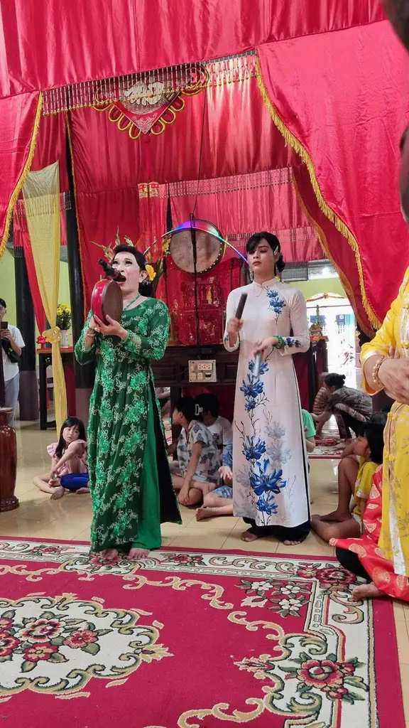 Hát chầu văn tại Lễ hội Miễu Bà Thất Vị Nương Nương