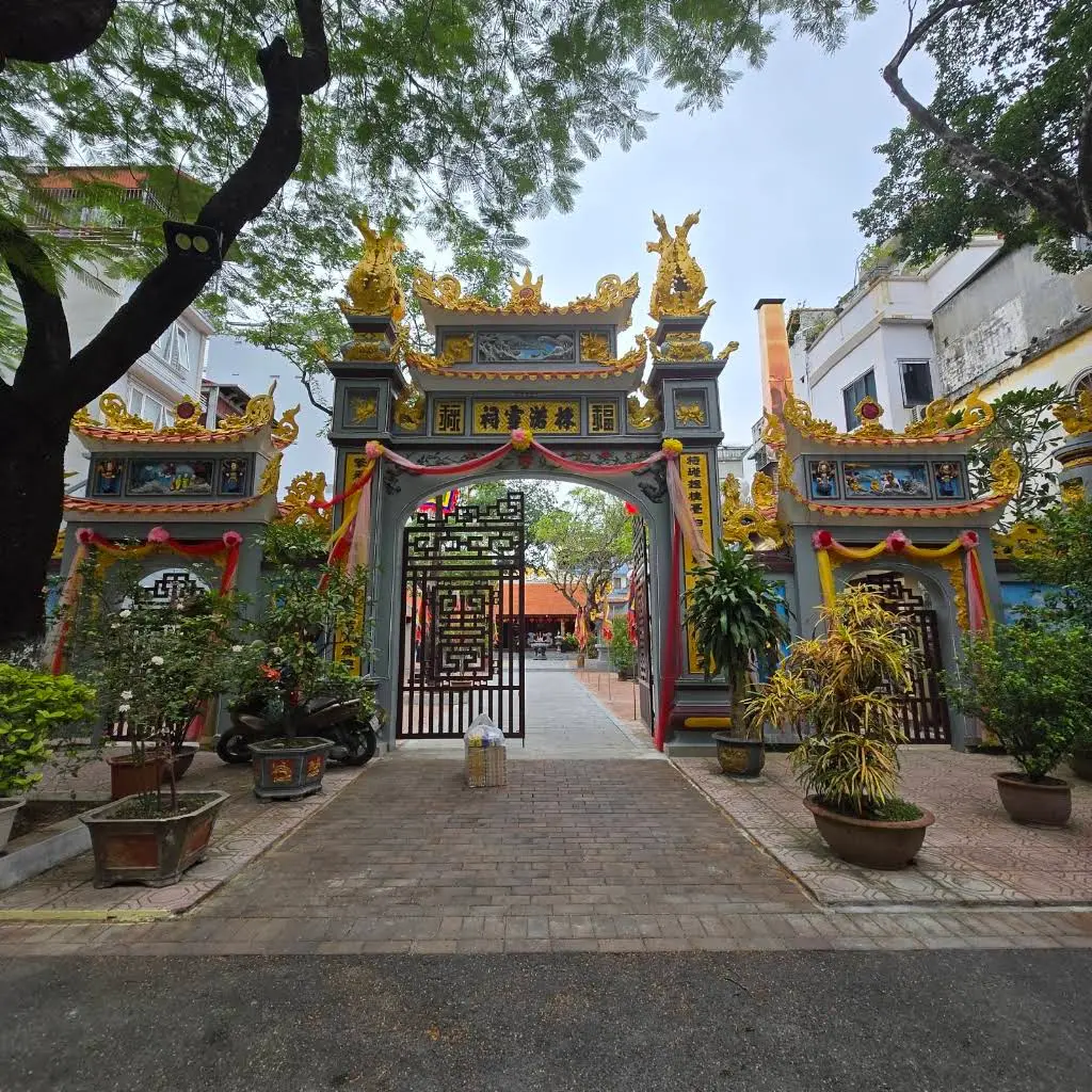 Cổng tam quan Đền Đống Nước