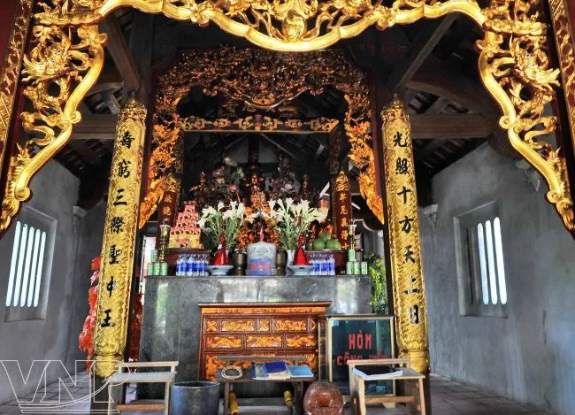 Ban thờ Mẫu ở chính điện Chùa Nhất Trụ