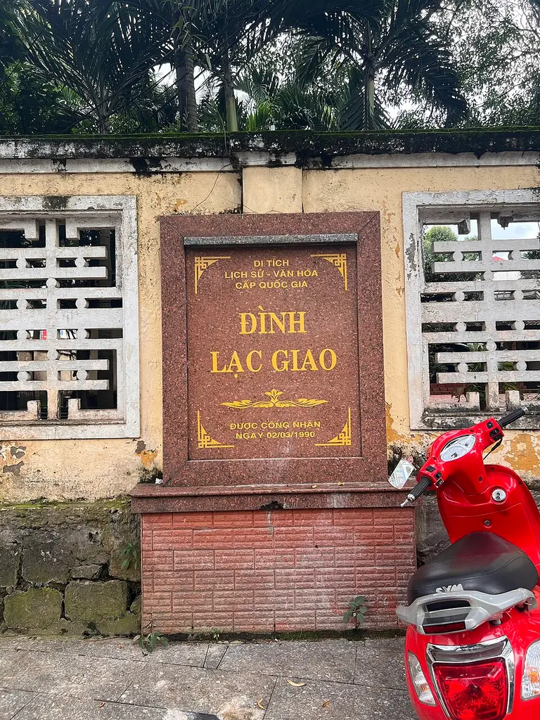 Bia di tích Đình Lạc Giao