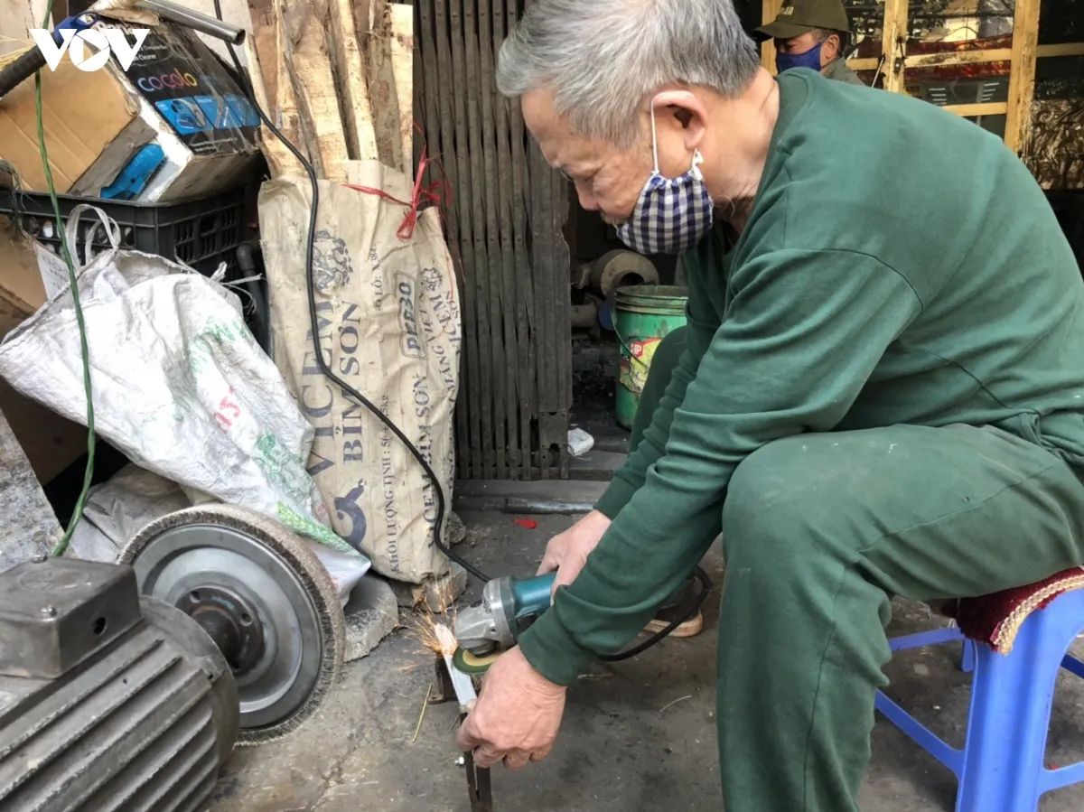 Nghệ nhân Nguyễn Văn Mộc vẫn rất say nghề.