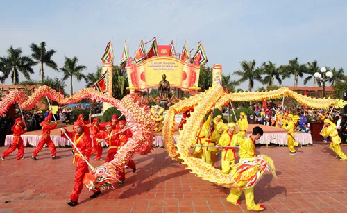 Múa rồng tại Lễ hội đền thờ Nguyễn Bỉnh Khiêm