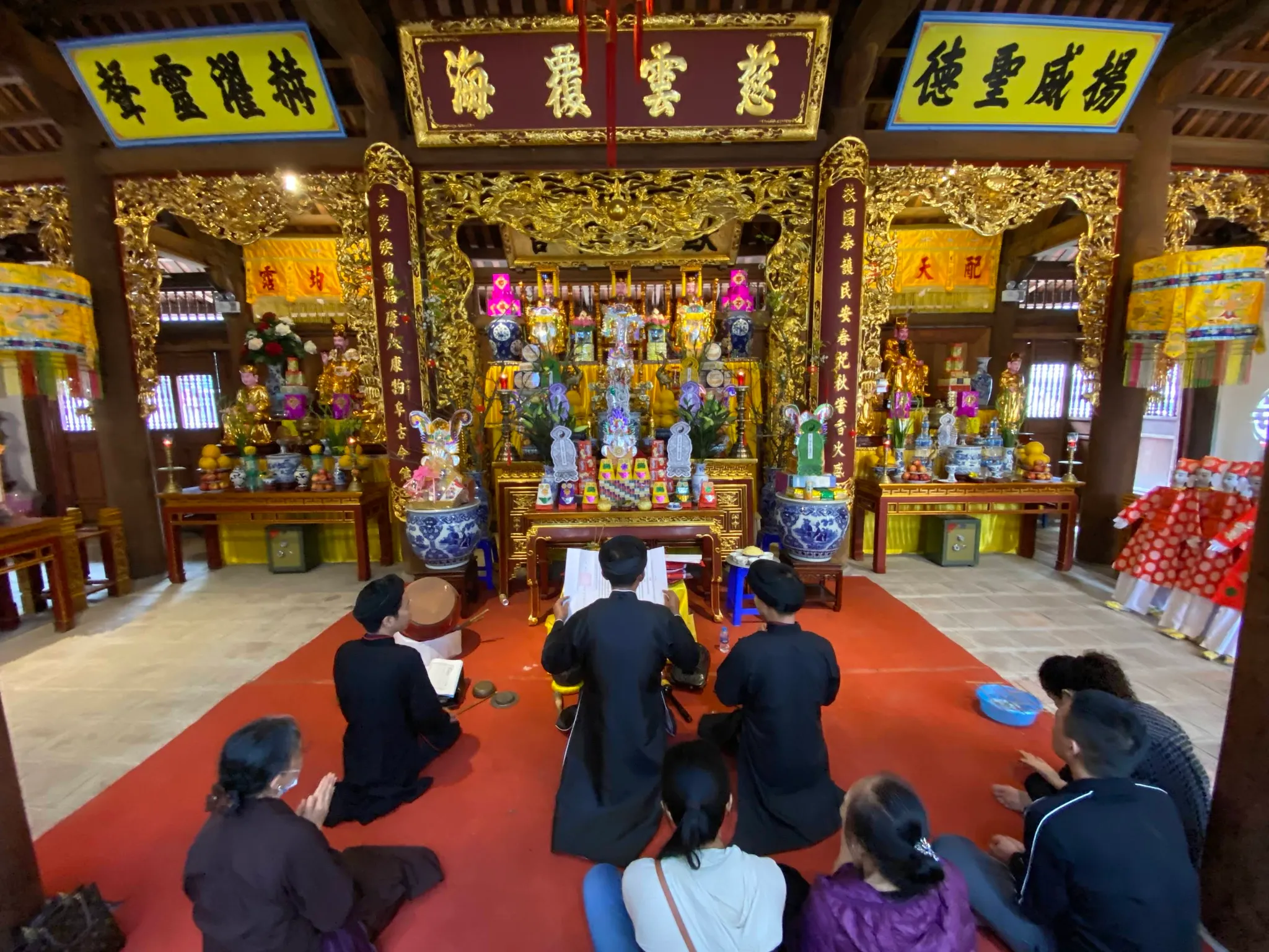 Cảnh quan bên trong di tích Đình An Trí
