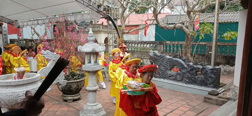 Dâng lễ vật tại Lễ hội làng Yên Ninh