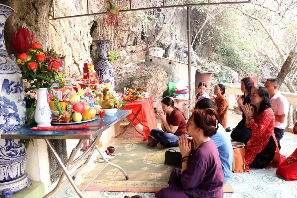 Nhân dân và du khách tham gia Lễ dâng hương Động Cửa buồng