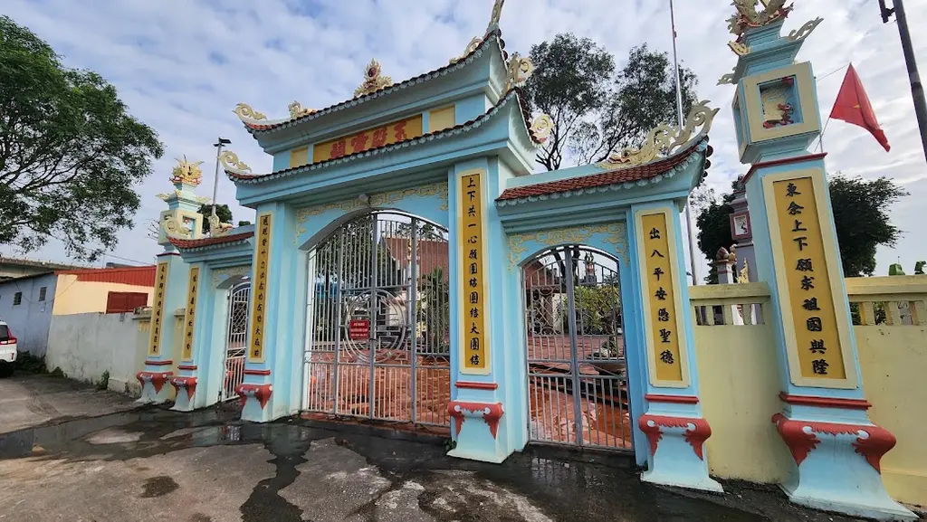 Cổng tam quan di tích Đền Ngọc - Chử Đồng Tử