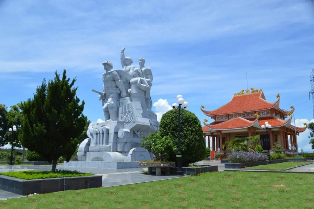 Đền tưởng niệm liệt sĩ và tượng đài chiến thắng Đăk Pơ