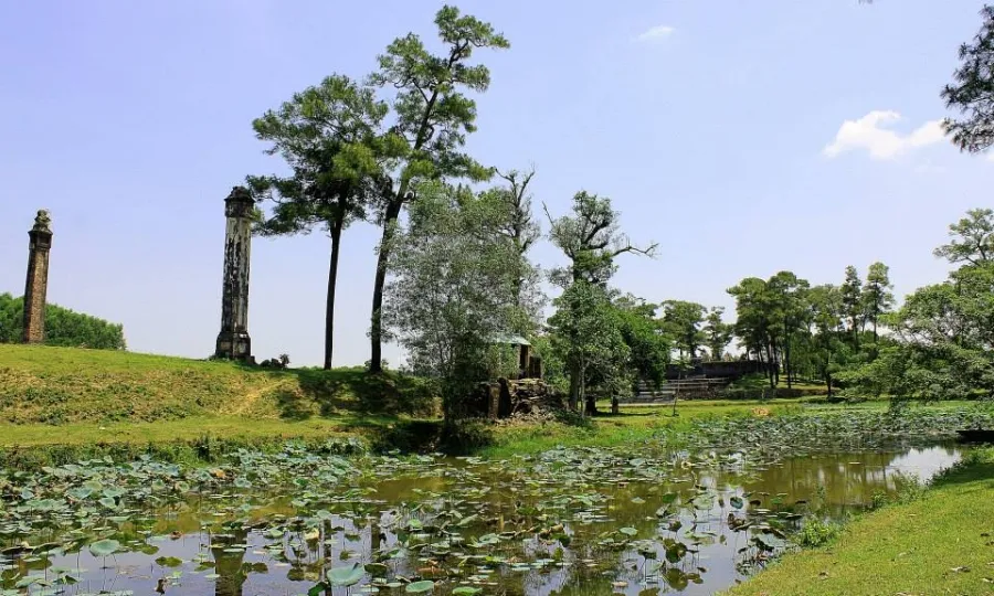 Quang cảnh phía trước Lăng Thuận Thiên Cao Hoàng hậu