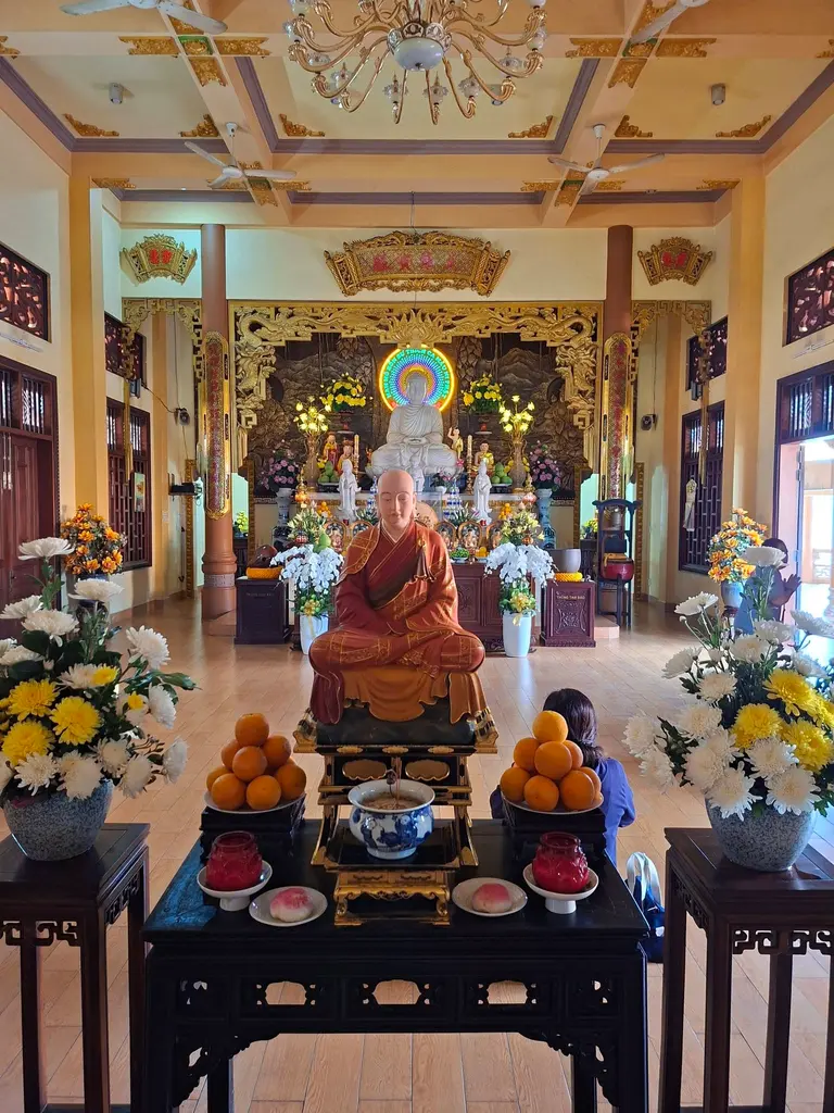 Không gian bên trong Chùa Long Nhiễu