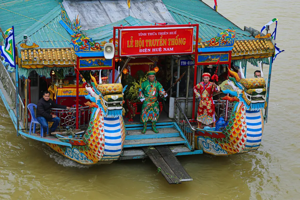 Lễ rước trên sông Hương của Lễ hội Điện Huệ Nam (Điện Hòn Chén)