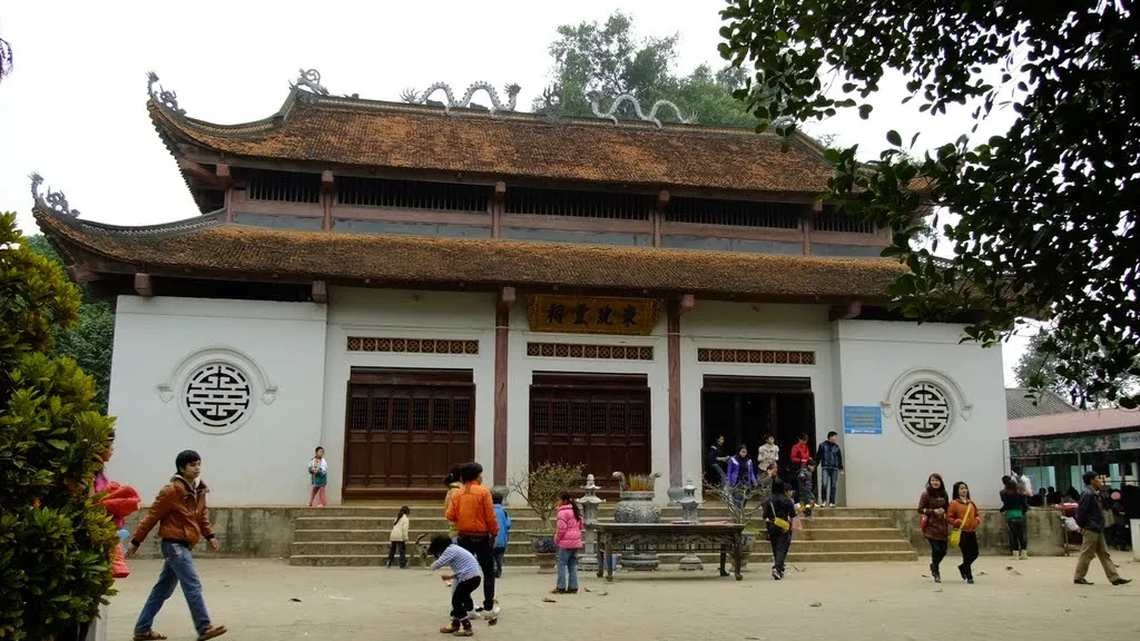 Cảnh quân tại Đền Cuông