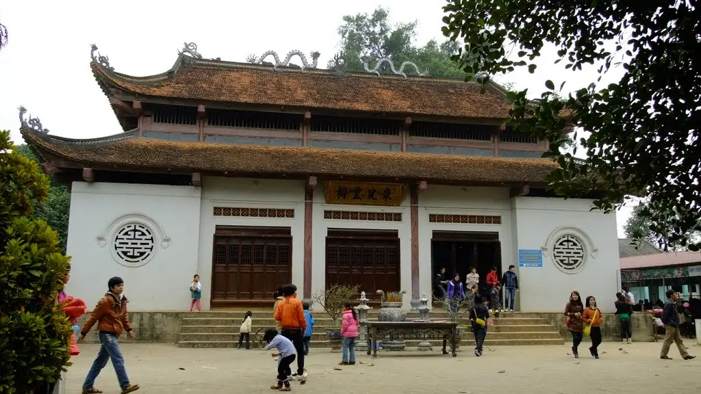 Cảnh quân tại Đền Cuông
