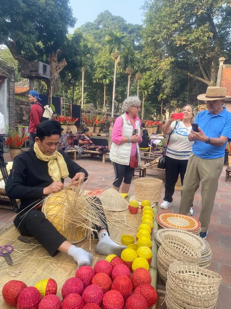 Nghệ nhân Đỗ Văn Tấn (áo đen) và các sản phẩm được làm từ cói