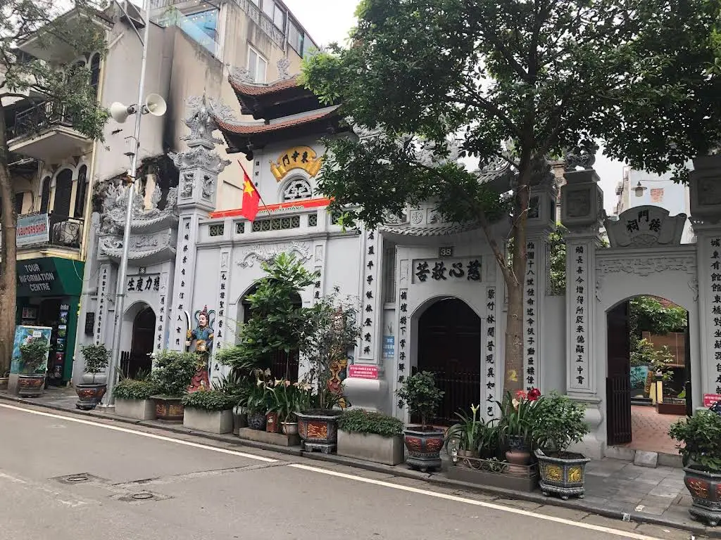 Cảnh quan bên ngoài di tích Đình Đức Môn