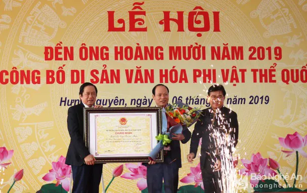 Trao Bằng công nhận Lễ hội Đền Hoàng Mười