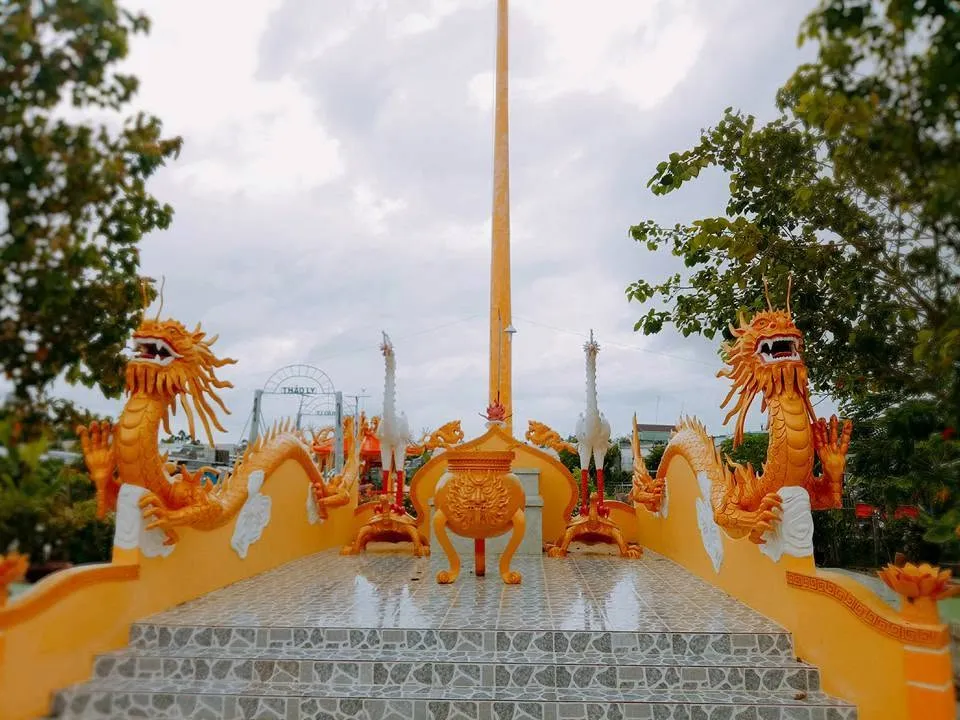 Đôi rồng vàng tại Đình Cần Đăng
