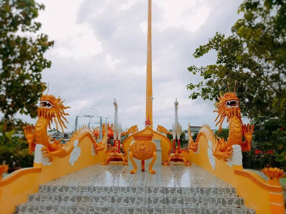 Đôi rồng vàng tại Đình Cần Đăng