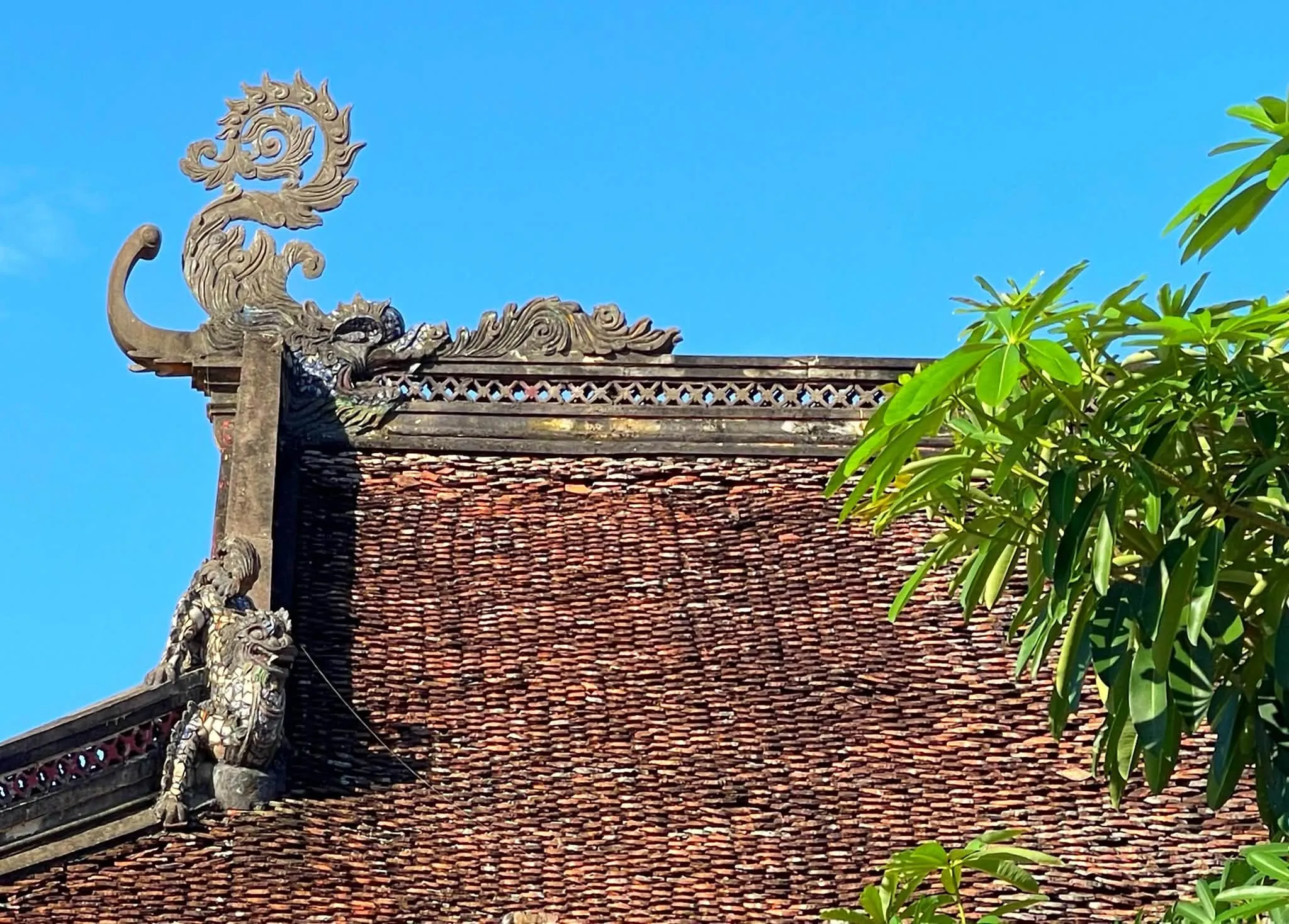 Hình tượng con kìm trên mái đình Tam Tảo