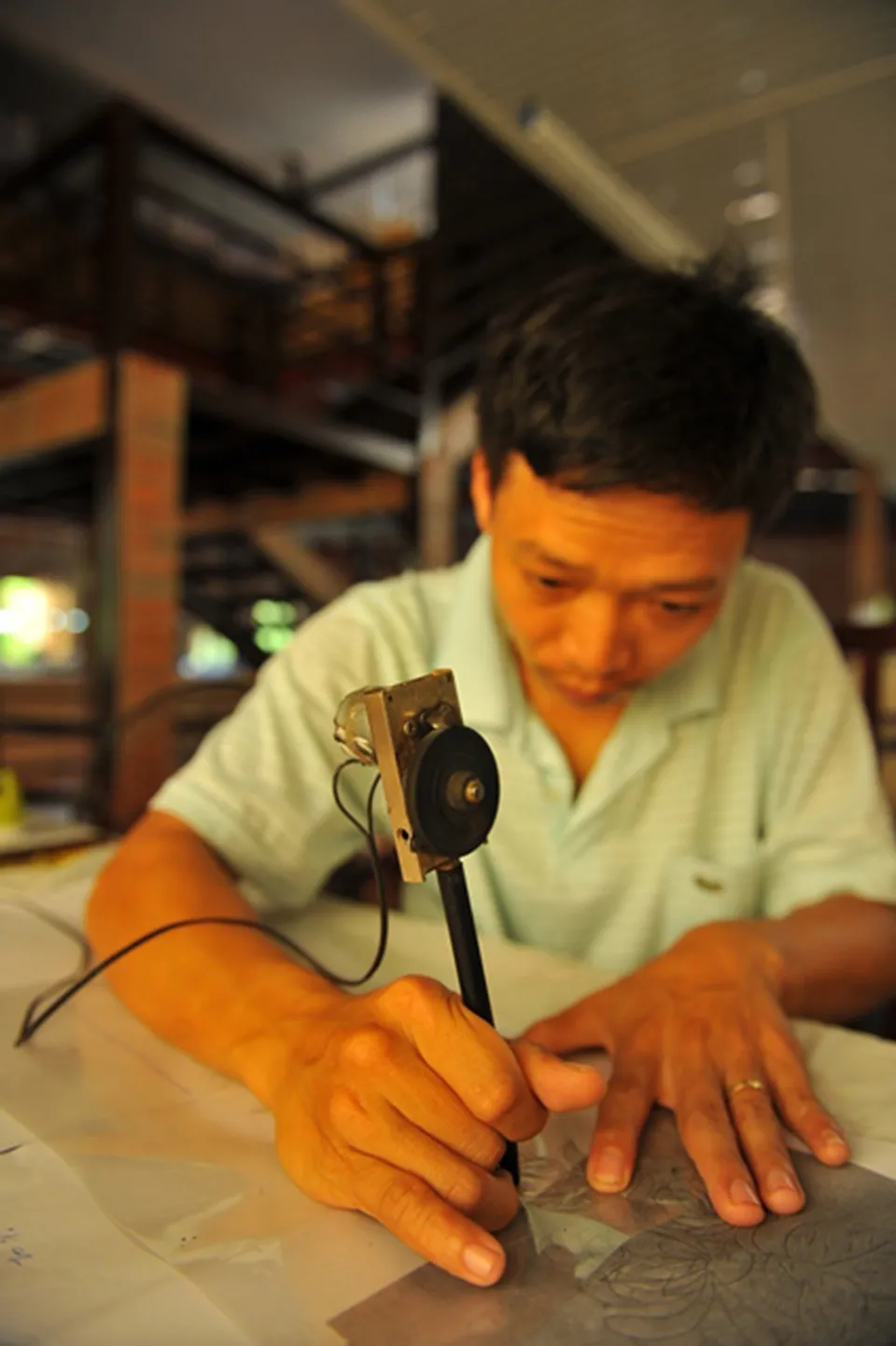 Công đoạn châm mẫu trước khi thêu