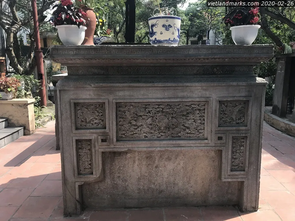 Hương án đá tại Lăng bà chúa Trần Thị Tốt