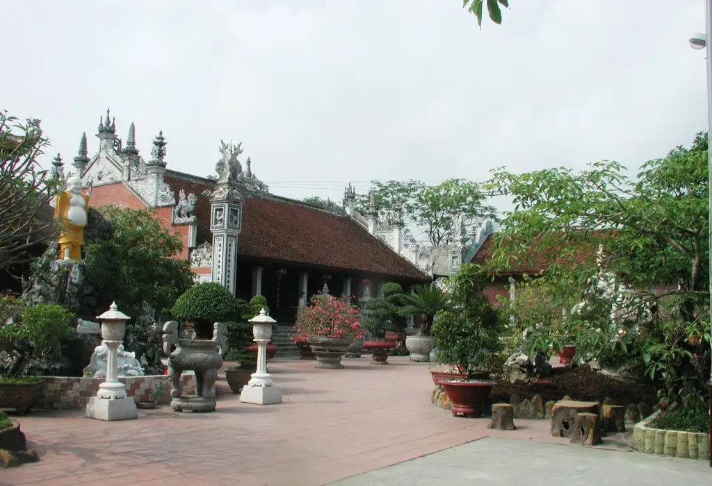 Khuôn viên Chùa Vẽ